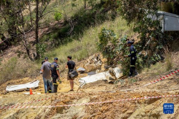 南非约翰内斯堡一轻型飞机坠毁 南非约翰内斯堡一轻型飞机坠毁