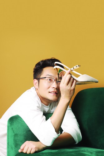 型男大叔为何穿着高跟鞋狂奔?