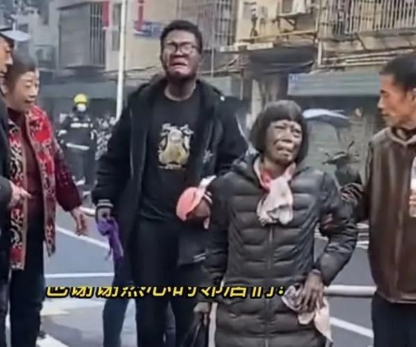 男子逃出火场后大哭：“我没有奶奶了，她倒下去了！”网友：看了泪奔......