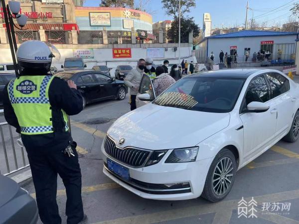 幼儿高烧昏迷就医路上被堵，交警铁骑为其开辟“生命通道”