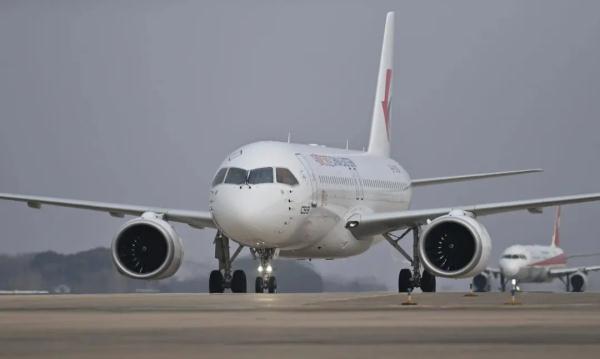 全球首架!C919首次亮相武汉 全球首架!C919首次亮相武汉
