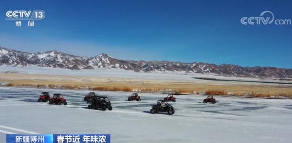 赏冰雕闹冰雪 新疆博州赛里木湖冰雪欢腾迎新春