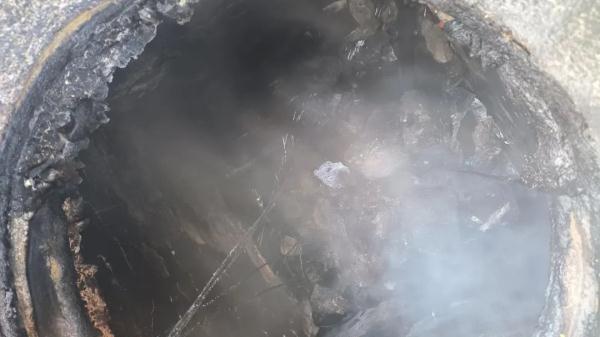 监控曝光!贵州一“熊孩子”玩火引燃电缆井 监控曝光!贵州一“熊孩子”玩火引燃电缆井