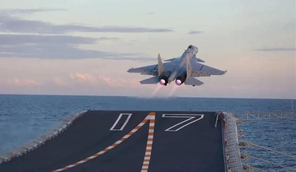 南海，战机列阵山东舰！