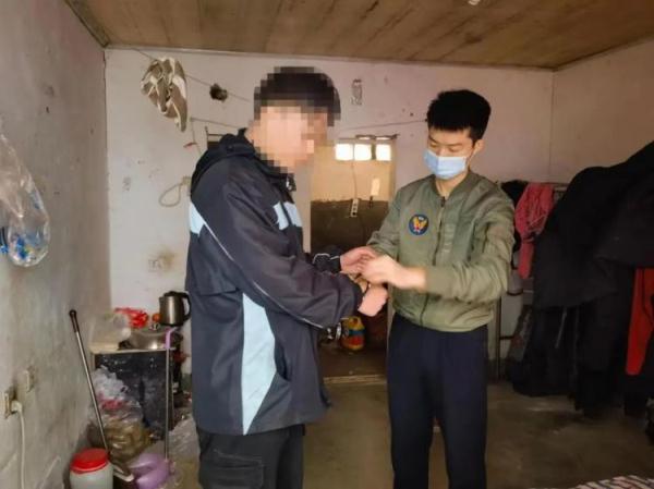 一个接一个……男子竟然在街头碰运气？