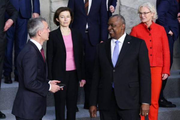 英媒称德国防长要辞职 英媒称德国防长要辞职