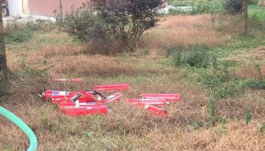 监控曝光!贵州一“熊孩子”玩火引燃电缆井 监控曝光!贵州一“熊孩子”玩火引燃电缆井