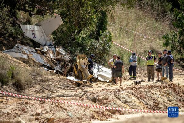 南非约翰内斯堡一轻型飞机坠毁 南非约翰内斯堡一轻型飞机坠毁