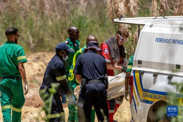 南非约翰内斯堡一轻型飞机坠毁 南非约翰内斯堡一轻型飞机坠毁