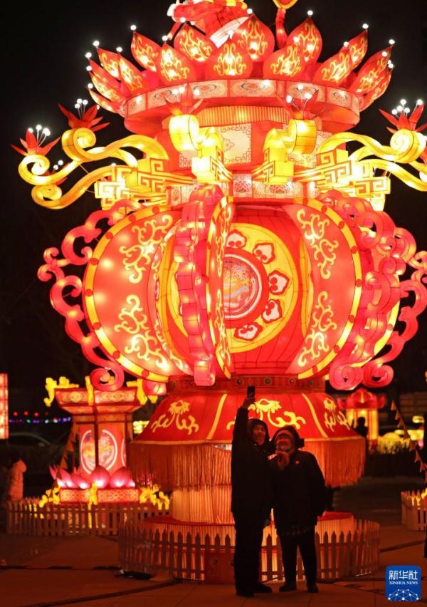 古城花灯红 “兔儿”来迎春 古城花灯红 “兔儿”来迎春