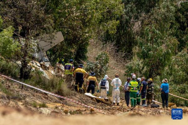 南非约翰内斯堡一轻型飞机坠毁 南非约翰内斯堡一轻型飞机坠毁