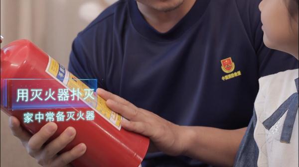 男子逃出火场后大哭：“我没有奶奶了，她倒下去了！”网友：看了泪奔......