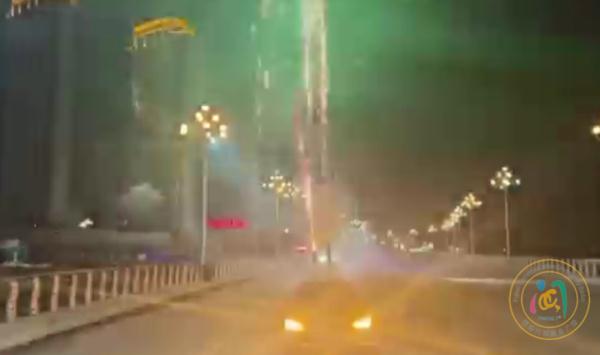 车里居然喷出烟花？福建街头这一幕……