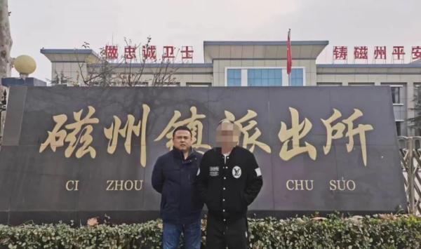 "哥们真嚣张"!在高铁上这样拍照?当心警察上门 "哥们真嚣张"!在高铁上这样拍照?当心警察上门