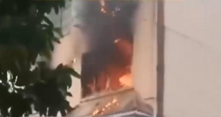 监控曝光!贵州一“熊孩子”玩火引燃电缆井 监控曝光!贵州一“熊孩子”玩火引燃电缆井