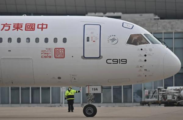 全球首架!C919首次亮相武汉 全球首架!C919首次亮相武汉
