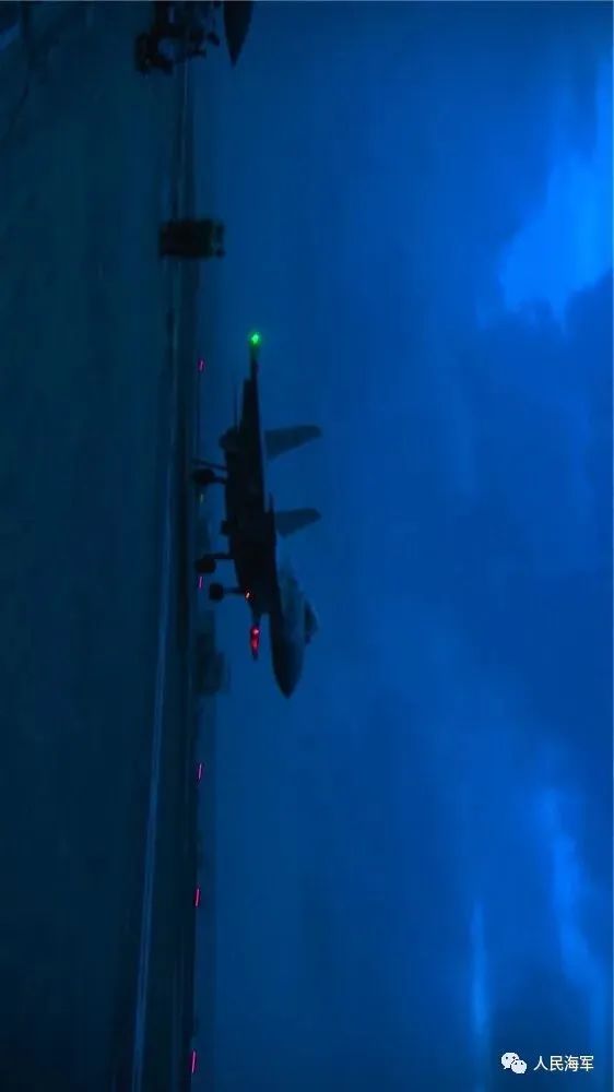 南海，战机列阵山东舰！