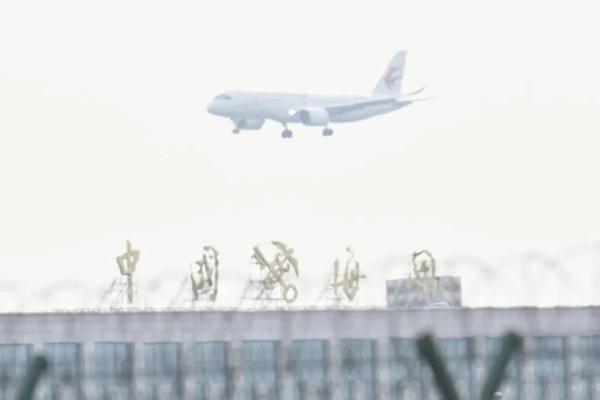 全球首架!C919首次亮相武汉 全球首架!C919首次亮相武汉