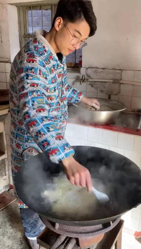 太抢手！大二男生回村后被“疯狂预约”，全凭这门手艺！