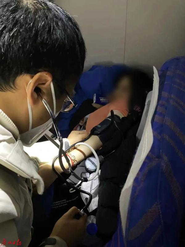 航班紧急备降，原因很暖心