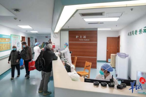 “全家人在一起过个平安年，就是最好的安排！”百岁新冠患者出院