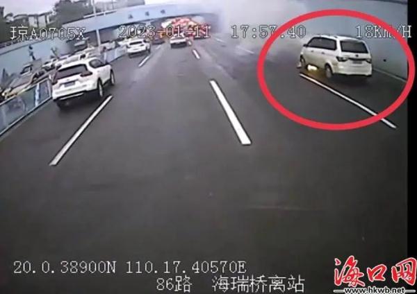 晚高峰海口街头，3辆公交突然停车！司机“跑”了…乘客点赞！