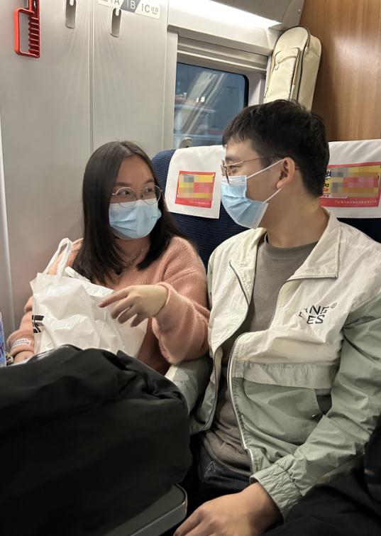 高铁上的旅客：在外不易，爸妈做的饭菜治愈这一年