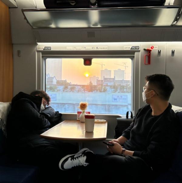 高铁上的旅客：在外不易，爸妈做的饭菜治愈这一年