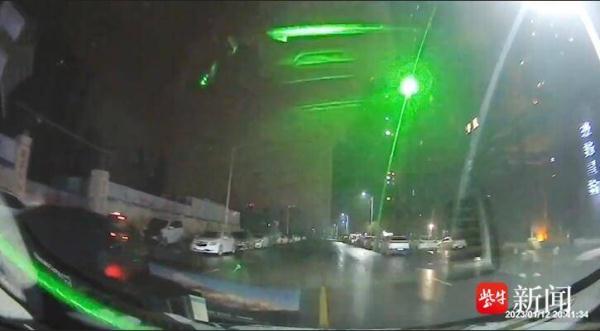 行车途中遭激光笔照射视力降到0.12，当事司机：希望严惩肇事者