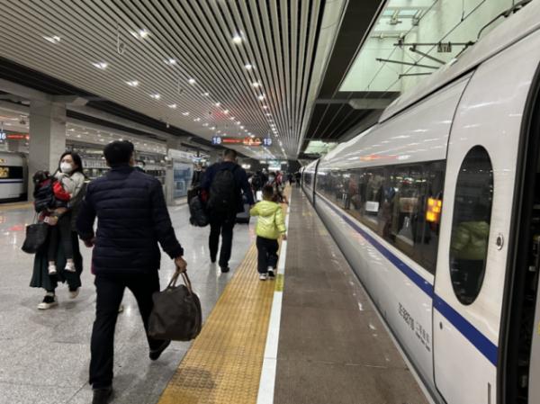 高铁上的旅客：在外不易，爸妈做的饭菜治愈这一年