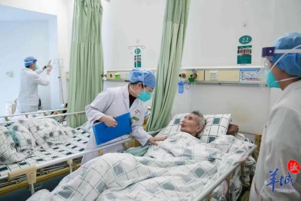 “全家人在一起过个平安年，就是最好的安排！”百岁新冠患者出院