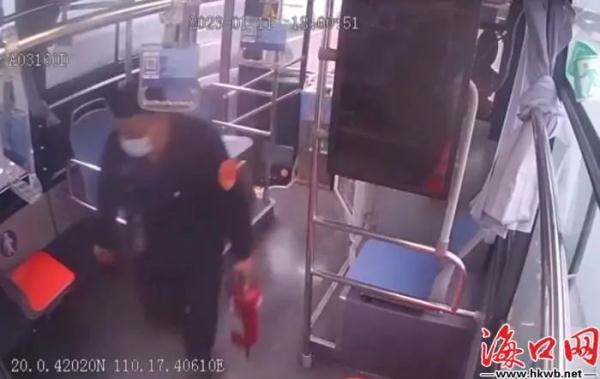 晚高峰海口街头，3辆公交突然停车！司机“跑”了…乘客点赞！