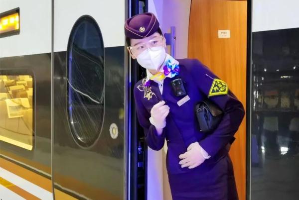夫妻列车长值乘同一趟高铁,却不能见面…… 夫妻列车长值乘同一趟高铁,却不能见面……