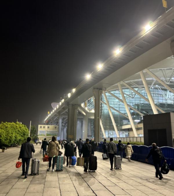 高铁上的旅客：在外不易，爸妈做的饭菜治愈这一年