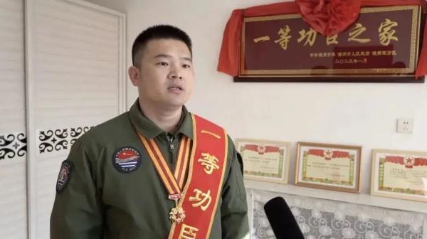 年货+1、礼物+1、温暖+1……这是属于中国军人的过年仪式感 年货+1、礼物+1、温暖+1……这是属于中国军人的过年仪式感