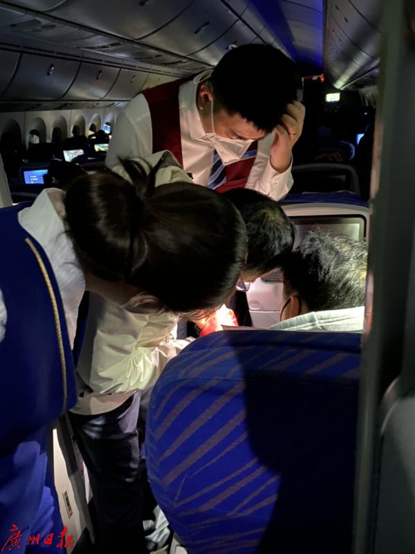 航班紧急备降，原因很暖心
