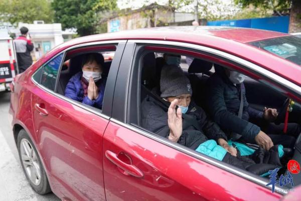 “全家人在一起过个平安年，就是最好的安排！”百岁新冠患者出院