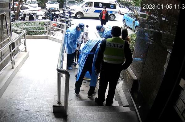 上海一小区多辆车上惊现血手印！夜间有人跟在车后追车？真相是……