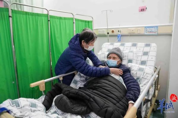 “全家人在一起过个平安年，就是最好的安排！”百岁新冠患者出院