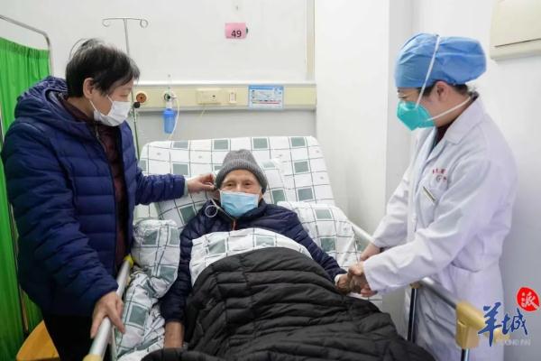 “全家人在一起过个平安年，就是最好的安排！”百岁新冠患者出院