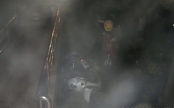 上海一小区多辆车上惊现血手印！夜间有人跟在车后追车？真相是……