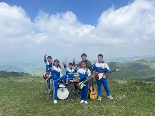 从大山深处到春晚舞台,山里娃也能唱摇滚! 从大山深处到春晚舞台,山里娃也能唱摇滚!