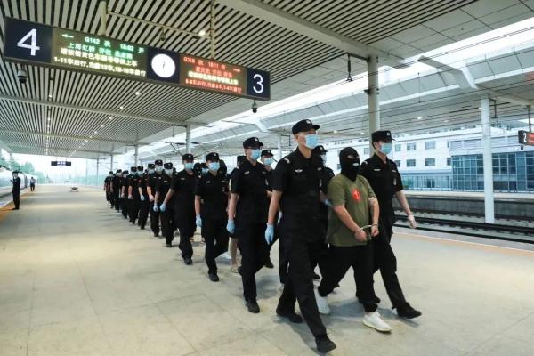 户籍女警智擒逃犯! 户籍女警智擒逃犯!