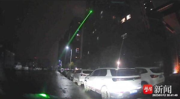 行车途中遭激光笔照射视力降到0.12，当事司机：希望严惩肇事者