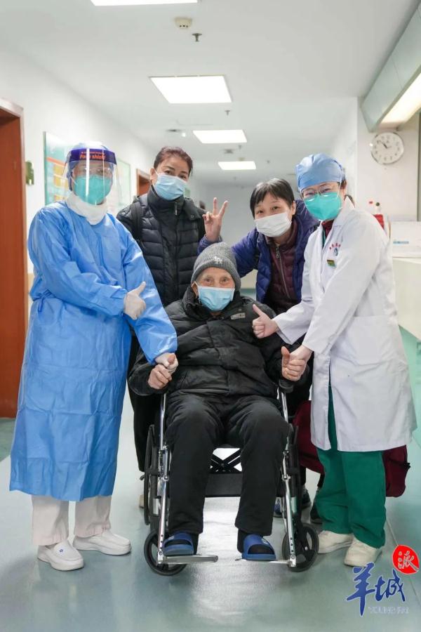 “全家人在一起过个平安年，就是最好的安排！”百岁新冠患者出院
