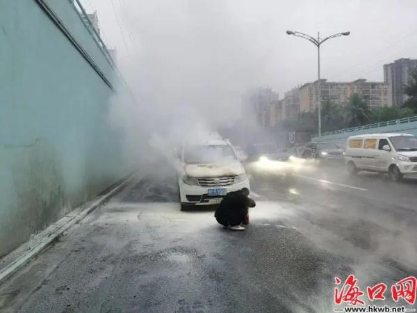 晚高峰海口街头，3辆公交突然停车！司机“跑”了…乘客点赞！