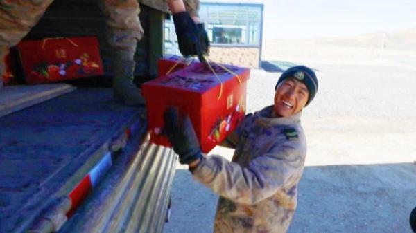 年货+1、礼物+1、温暖+1……这是属于中国军人的过年仪式感 年货+1、礼物+1、温暖+1……这是属于中国军人的过年仪式感