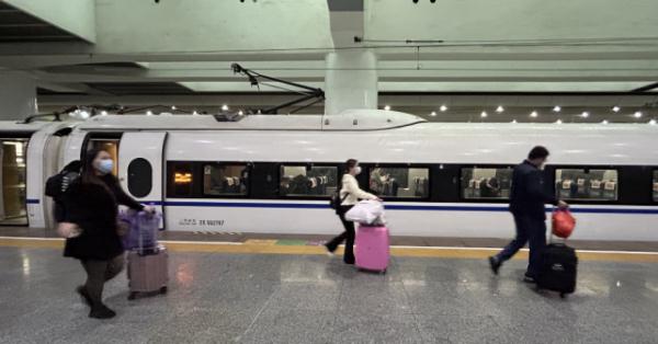 高铁上的旅客：在外不易，爸妈做的饭菜治愈这一年