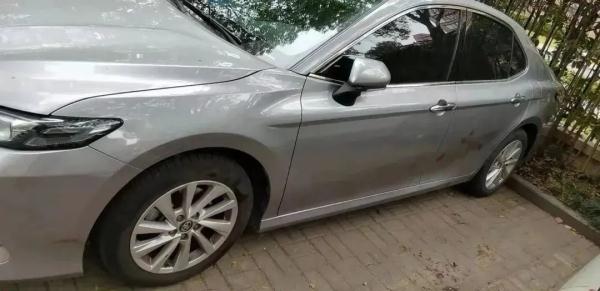 上海一小区多辆车上惊现血手印！夜间有人跟在车后追车？真相是……