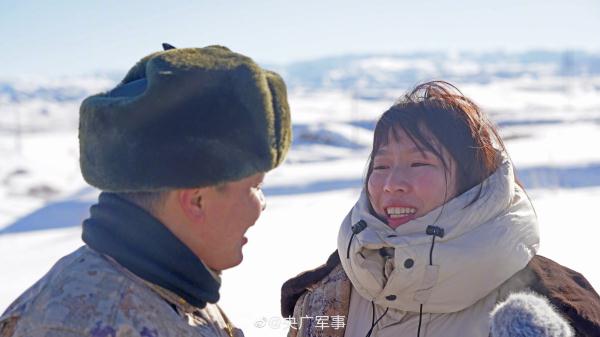 界碑见证爱情！军嫂带双胞胎跨越千里看望戍边丈夫